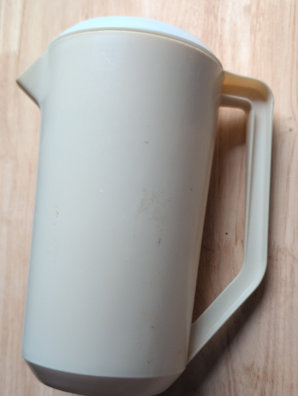 Vintage Tan Rubbermaid Plastic 2 Quart Pitcher Container Lid